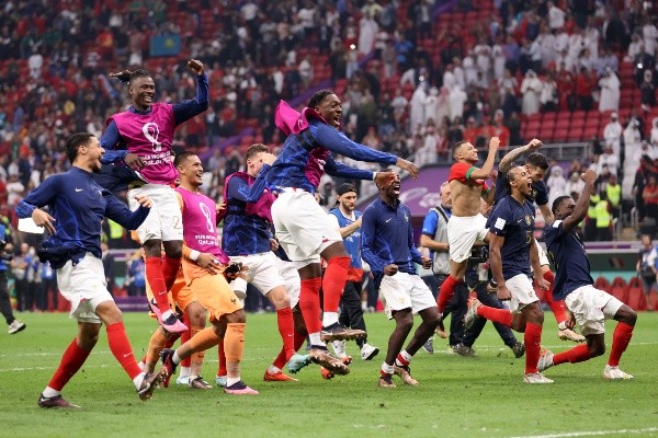 Foto: Julian Finney/Getty Images - Jogadores da França comemoram ida à final