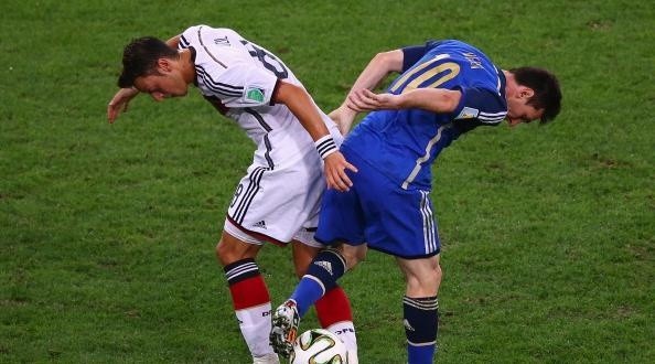 Foto: Robert Cianflone/Getty Images - Messi e Ozil disputam bola na final da Copa de 2014