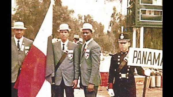 Con la bandera de la delegación panameña, durante la presentación de los Juegos Olímpicos 1968 (La Estrella de Panamá)