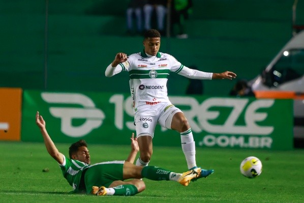Foto: Luiz Erbes/AGIF - Rafael Santos jogou 15 partidas pelo Coritiba na Série A em 2022