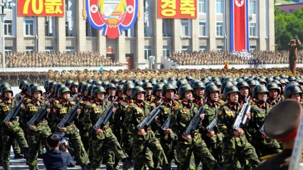Desfile militar frente a los principales dirigentes políticos (Getty Images)