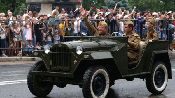 Desfile militar con la gente viviendo el momento en Moscú. (Getty Images)