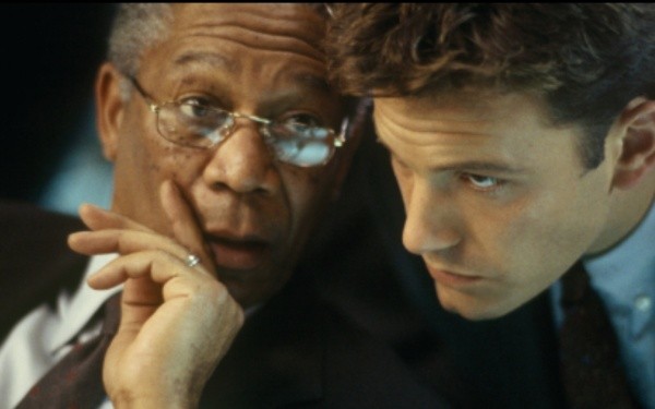Ben Affleck y Morgan Freeman. Foto: (IMDB)