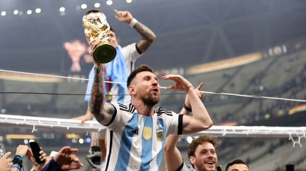 Lionel Messi lifting the FIFA World Cup title and the third star already on his jersey (Clive Brunskill/Getty Images)