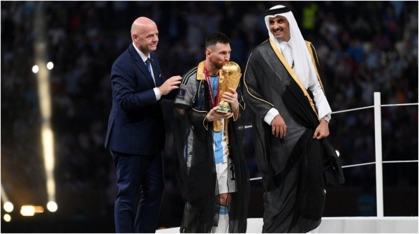 Lionel Messi of Argentina kisses the FIFA World Cup Qatar 2022 (Dan Mullan/Getty Images)