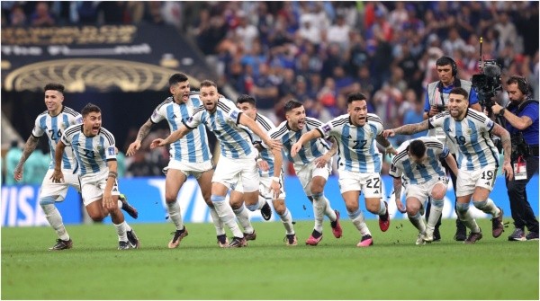 Argentina players celebrate the fourth and winning penalty by Gonzalo Montiel (Julian Finney/Getty Images)