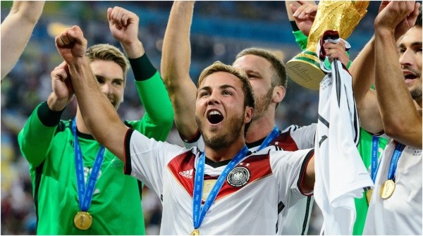 Mario Goetze celebrate with the World Cup trophy (Matthias Hangst/Getty Images)