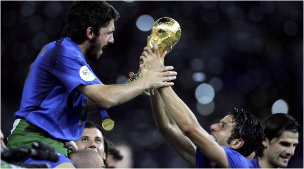Gennaro Gattuso (L) and Fabio Grosso (R) of Italy celebrate with the world cup trophy (Ben Radford/Getty Images)