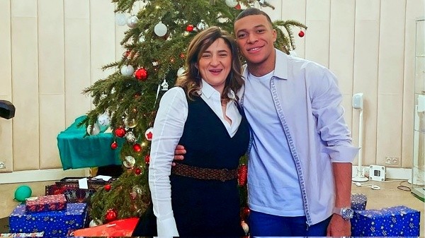 Kylian Mbappé junto a su madre, Fayza Mbappé Lamari. Fuente: Twitter (@Mostafa_Zalloum)