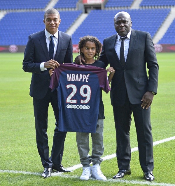 Kylian Mbappé junto a su hermano Ethan y su padre Wilfried Mbappé. Fuente: Getty Images.