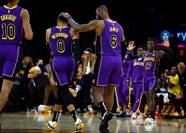 Lakers ainda está na parte debaixo da tabela no Oeste. 
    Créditos: Ronald Martinez/Getty Images