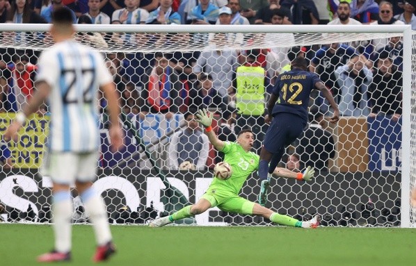 El momento en el que el Dibu Martínez dejó con vida a la Selección Argentina en la Final de la Copa del Mundo. Getty Images.