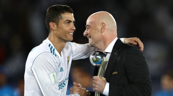 Cristiano Ronaldo, junto al presidente de FIFA, Gianni Infantino (Getty Images)
