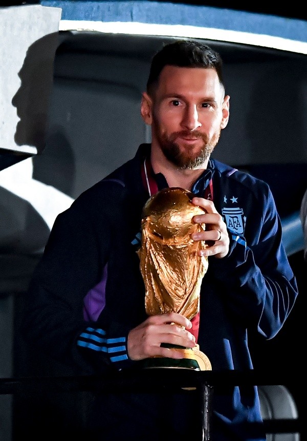 Lionel Messi junto a la Copa del Mundo. Getty Images.