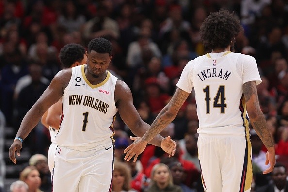 Zion e Ingram durante a temporada do Pelicans. 
    Créditos: Michael Reaves/Getty Images
