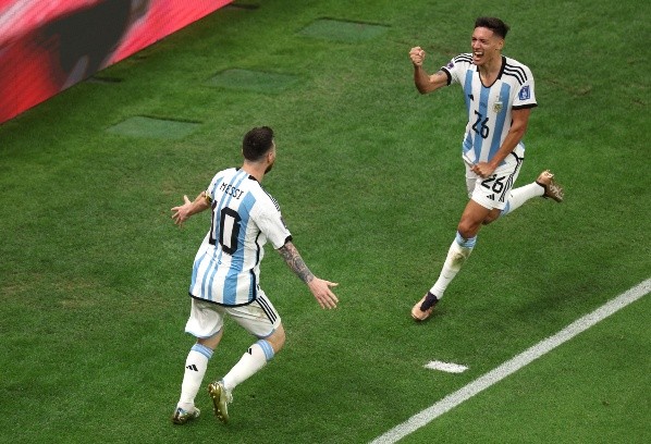 El momento de la celebración de Nahuel Molina con Lionel Messi, tras su tanto a Países Bajos. Getty Images.