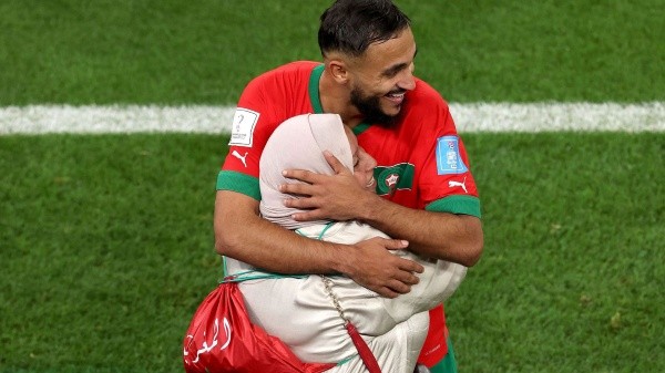 Los jugadores de Marruecos festejaron con sus madres el histórico acceso a semifinales (Getty Images)