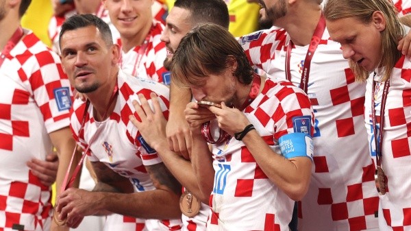 Emoción de Modric, dándole el valor que merece la medalla por el tercer lugar (Getty Images)