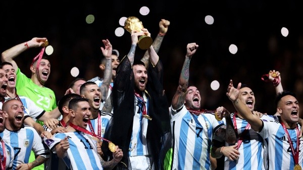 Momento para la inmortalidad: Argentina levanta el trofeo de campeón del mundo (Getty Images)