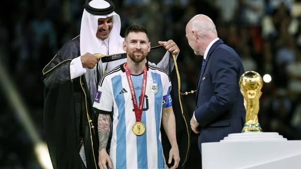 Momento en el que Messi recibe el bisht de parte del emir de Qatar (Getty Images)