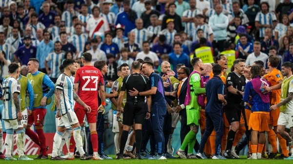 El partido entre Argentina y Países Bajos se había vuelto muy tenso, ante el mal manejo del árbitro (Getty Images)