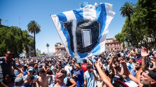 El diez de Maradona y Messi, presente en los festejos de la gente por las calles (Getty Images)