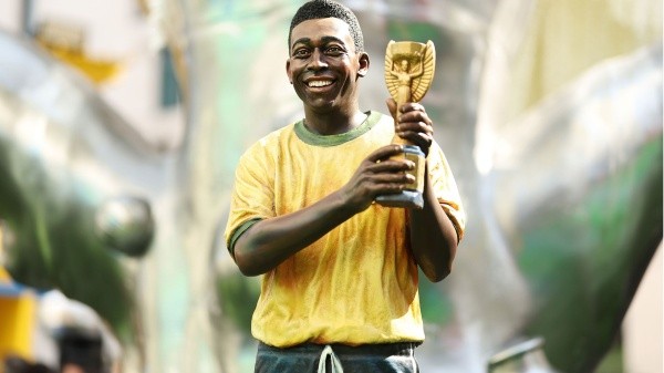 Estatua que sirve para homenajear a Pelé en este momento tan particular de su vida (Getty Images)