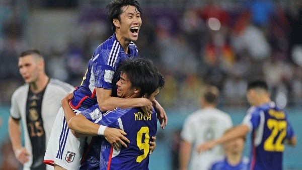 Festejo en grupo para los japoneses que acababan de vencer a Alemania en el debut (Getty Images)