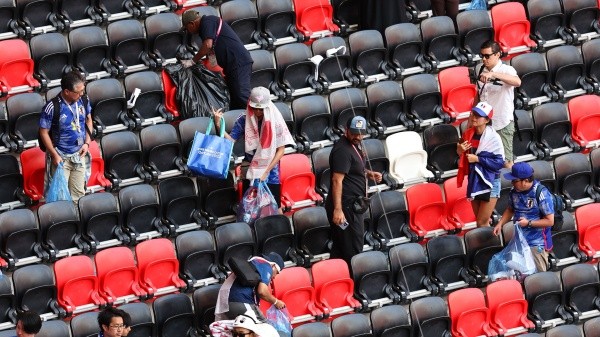 Limpieza de las butacas del estadio por parte de los aficionados japoneses (Getty Images)