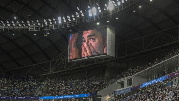 Las pantallas del estadio muestran la tristeza de Suárez por la eliminación de Uruguay (Getty Images)