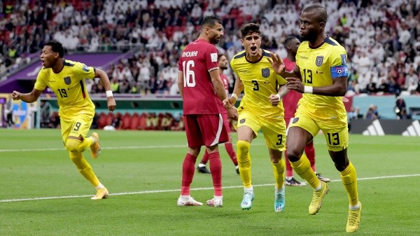 Enner Valencia sale a gritar su gol, el primero de su cuenta y el primero del Mundial (Getty Images)