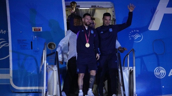 Se abrieron las puertas del avión y Messi junto a Scaloni muestran la copa en Argentina (Getty Images)