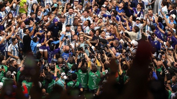 Euforia y vuelta olímpica de Messi con la copa del mundo por el campo de juego (Getty Images)