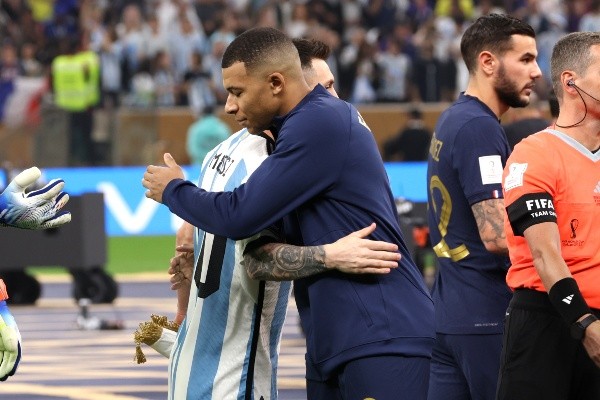 Kylian Mbappé en el saludo con Lionel Messi en la Final de la Copa del Mundo. El francés anotó tres goles en el partido y uno en la definición por penales. Getty Images.