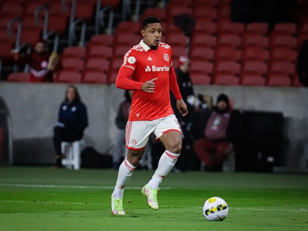 David com a camisa do Internacional - Foto: Maxi Franzoi/AGIF