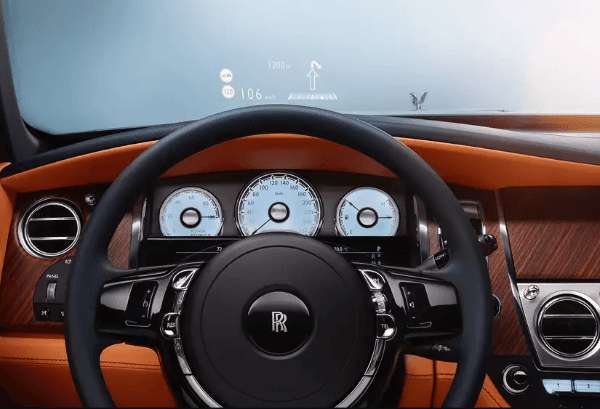 Detalles de madera y proyecciones para ayuda a la conducción, algunos datos del lujoso Rolls-Royce Dawn (Foto: Web Rolls-Royce)