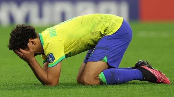 Desolación total para una de las figuras de Brasil después de errar un penal definitorio (Getty Images)