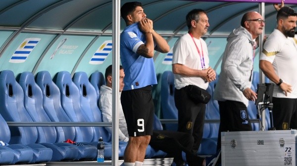 Lucho no lo puede creer entre los suplentes... Uruguay estaba a punto de quedar eliminado (Getty Images)