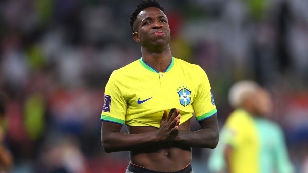 Casi pidiendo perdón, así dejaba la cancha Vinicius en el último partido de Brasil (Getty Images)