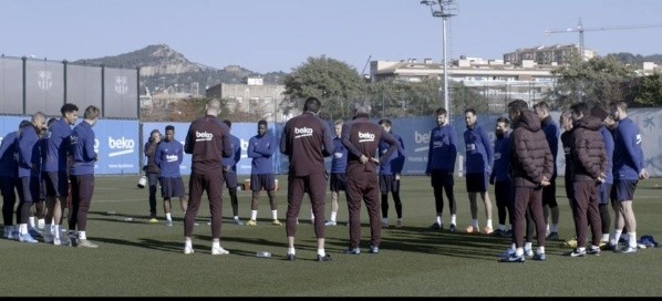 El momento del reclamo de Quique Setién a Lionel Messi, Gerard Piqué y Jordi Alba. Captura de Amazon Prime.