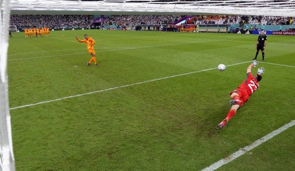 El momento en el que Emiliano Martínez atajó el lanzamiento de Virgil van Dijk en la tanda de penales. Getty Images.