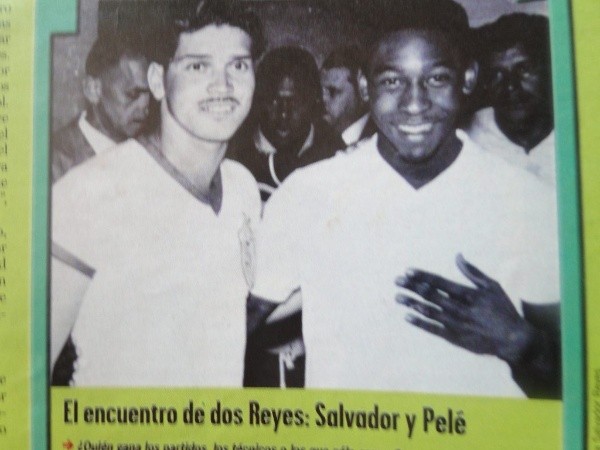 Reyes y Pelé tras su primer duelo en Guadalajara en 1959 (Archivo)