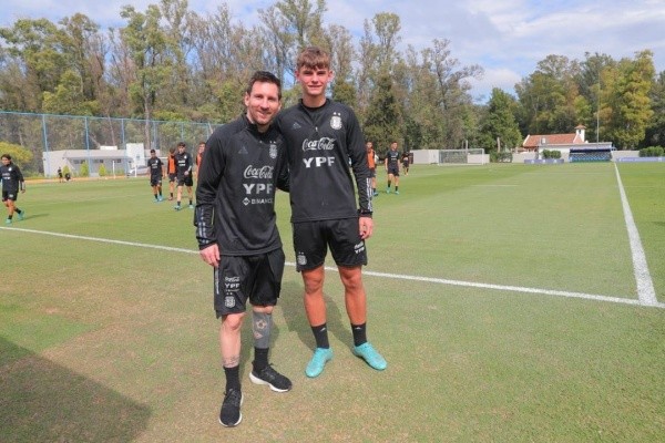 Nico Paz, junto a Lionel Messi, en un entrenamiento de la Selección Argentina (Foto: Instagram Nico Paz)