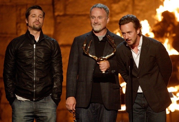 Brad Pitt, David Fincher y Edward Norton, en 2009. (Getty)