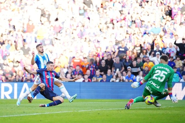 Robert Lewandowski en el derbi que generó la polémica entre Barcelona y Espanyol. Getty Images.