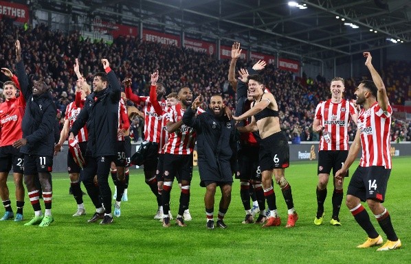 La celebración del Brentford tras vencer al Liverpool. Getty Images.