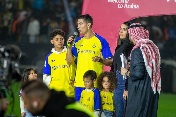 Cristiano Ronaldo, junto a su familia, fue presentado en el Mrsool Park como nuevo fichaje de Al Nassr (Foto: Getty Images)
