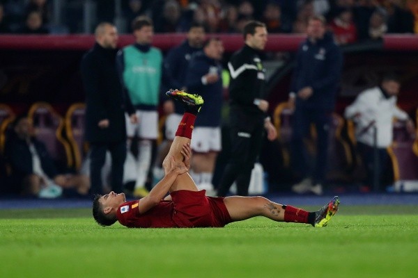 El momento en el que Paulo Dybala acusó dolor en su pierna derecha en Roma vs. Bologna. Getty Images.