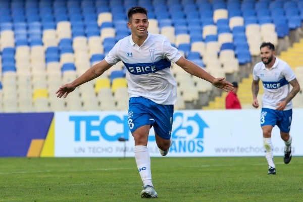 Aravena anotó un golazo para la UC | Foto: Agencia Uno 