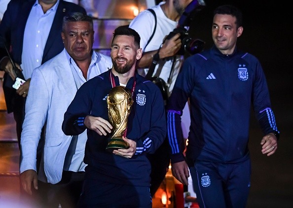 Messi con el título del Mundial. Getty.
